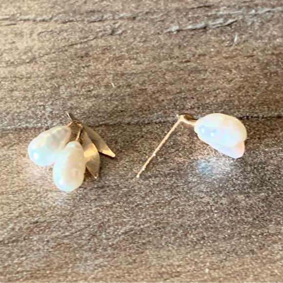 14K Yellow Gold Baroque Pearl Stud Earrings Fruit Motif Leaf Cluster 0.7g (FLAW) - Picture 4 of 16